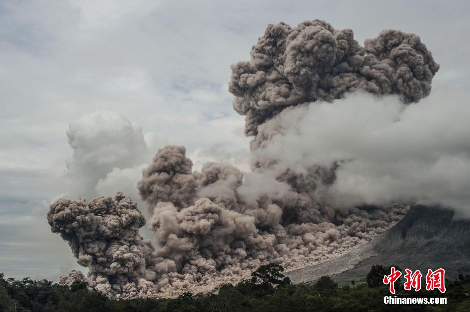 印尼锡纳朋火山猛烈喷发
