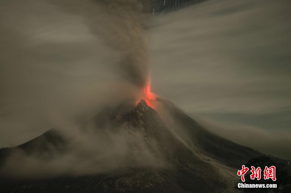 印尼锡纳朋火山猛烈喷发