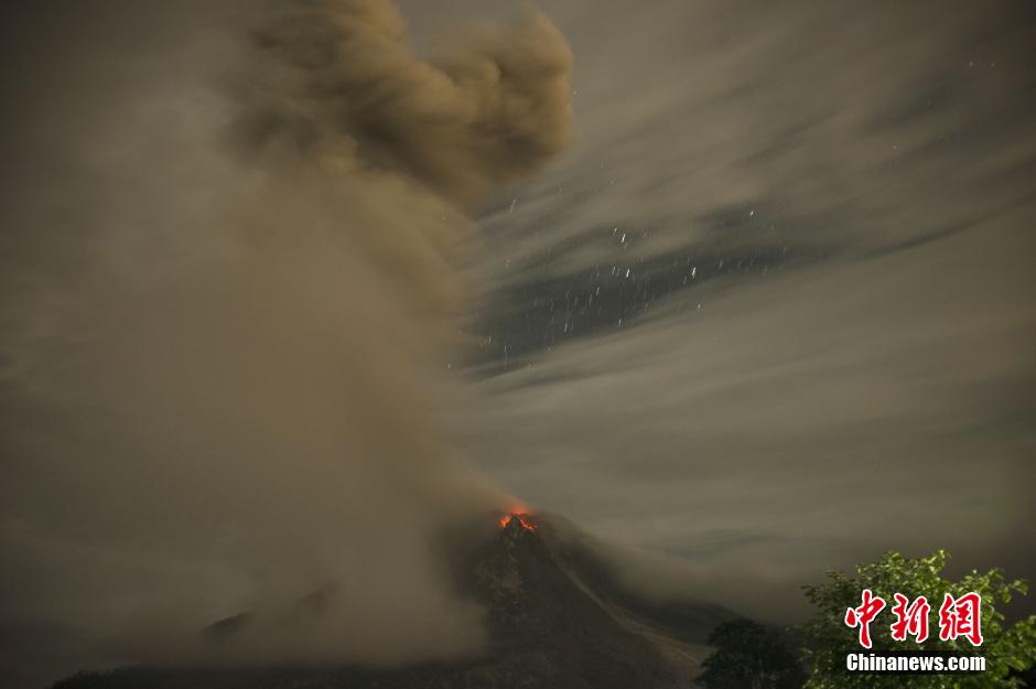 印尼锡纳朋火山猛烈喷发