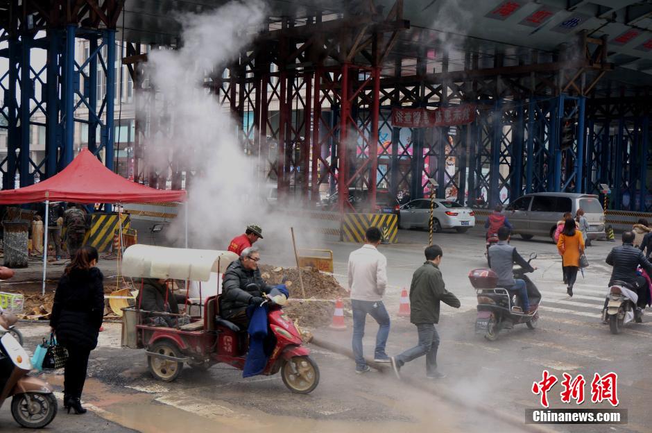 郑州闹市热力管爆裂 行人车辆“腾云驾雾过险滩”