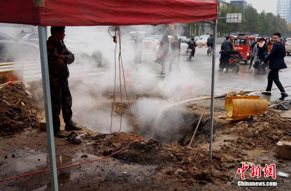 郑州闹市热力管爆裂 行人车辆“腾云驾雾过险滩”