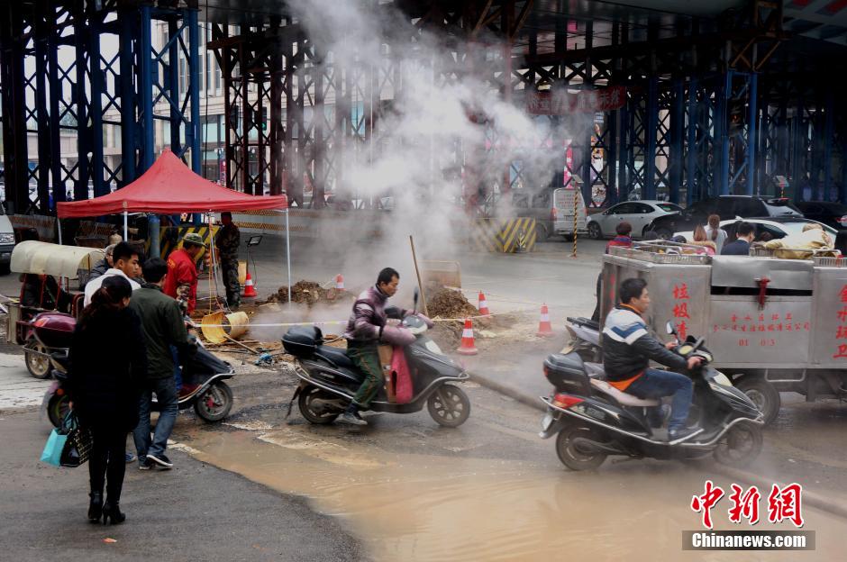郑州闹市热力管爆裂 行人车辆“腾云驾雾过险滩”