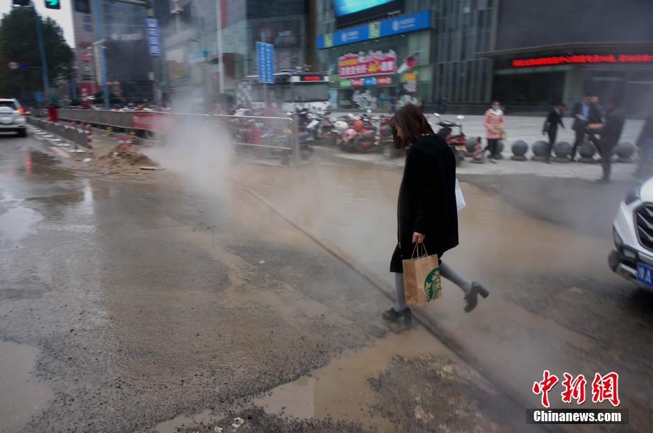 郑州闹市热力管爆裂 行人车辆“腾云驾雾过险滩”