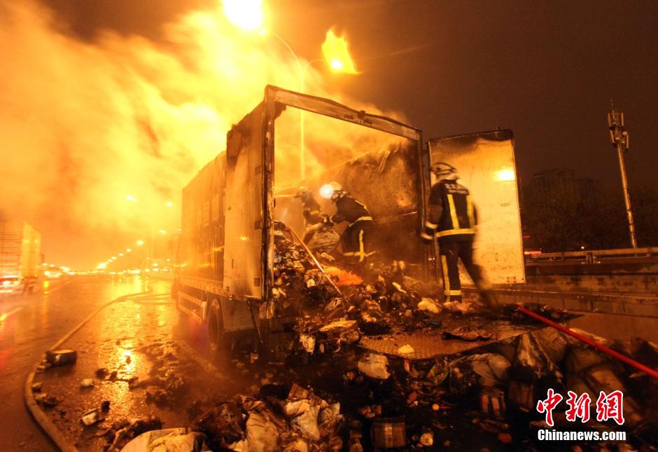 北京邮政运输车起火 快递包裹被烧
