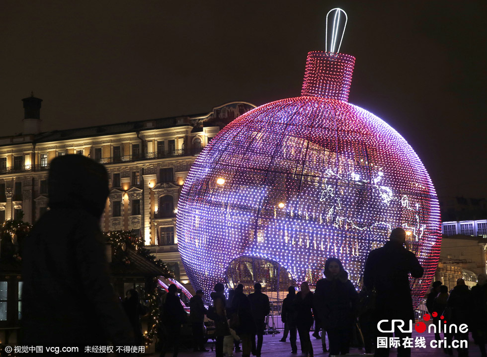 巨型“圣诞彩球”灯亮相莫斯科