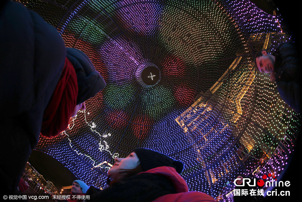 巨型“圣诞彩球”灯亮相莫斯科