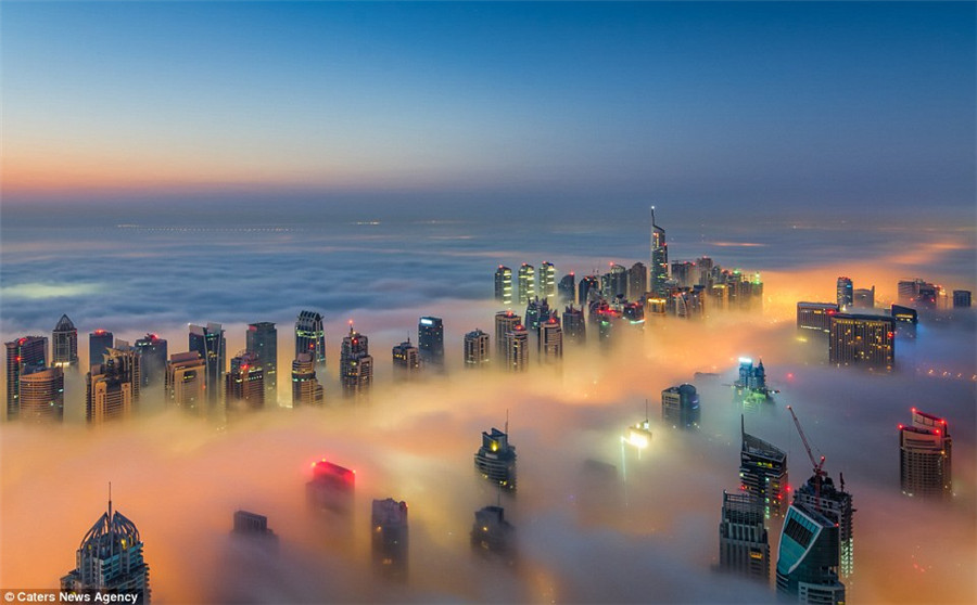 光彩云雾笼罩下的迪拜 如梦似幻