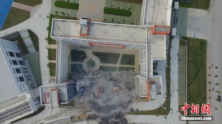 1月4日下午，广西南宁天桃实验学校荣和校区，两台大型破拆机械在拆除教学楼。