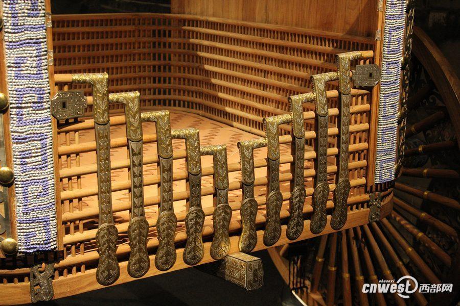 1月7日，甘肃省考古研究所所长王辉向人们介绍花了200万元复制成的礼仪车辆。
