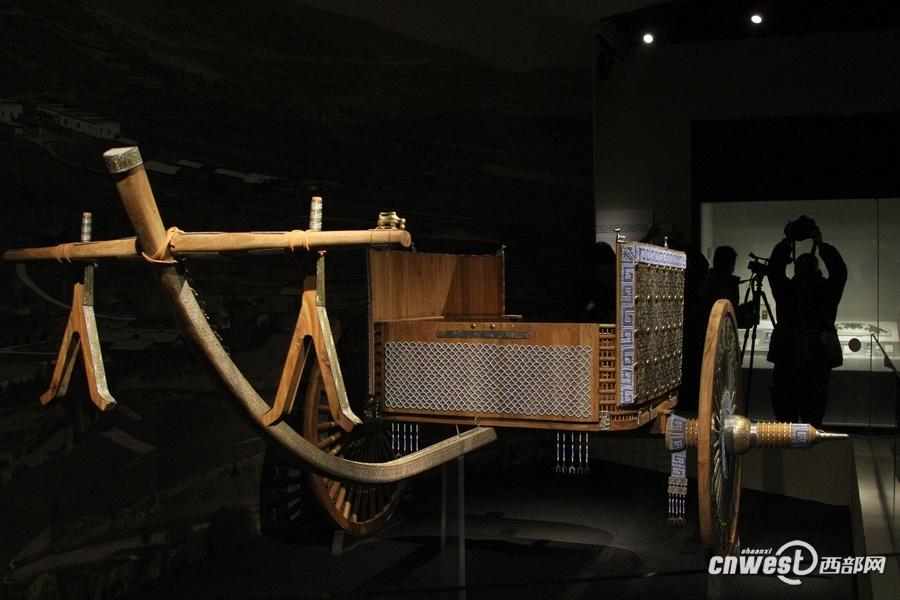 1月7日，甘肃省考古研究所所长王辉向人们介绍花了200万元复制成的礼仪车辆。