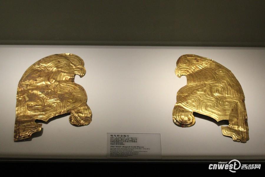 去年从法国追回的鸾鸟金饰品，是早期秦文化的代表物。