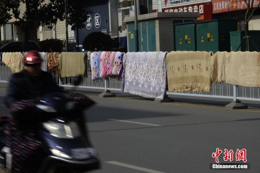 湖南长沙市民晒被“占领”马路