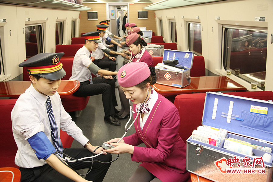 郑州东站召开春运动员会 规范高铁送餐服务