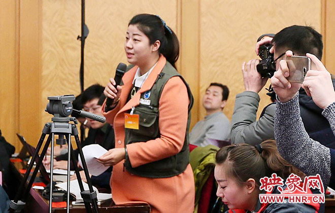 省十二届人大五次会议记者会上映象网记者首先提问省环保厅厅长李和平