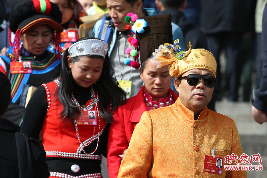 这位云南代表团男代表的帽子上还有一只漂亮的孔雀装饰