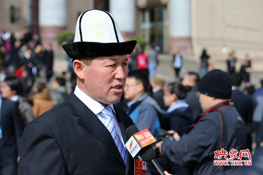 新疆代表团代表的帽子很有地域特色