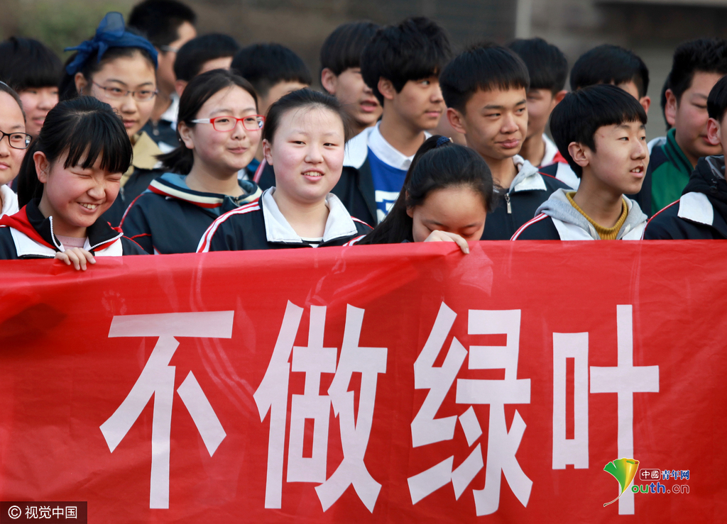 河南学生中考百日誓师大会 拉横幅戴“必胜”头巾