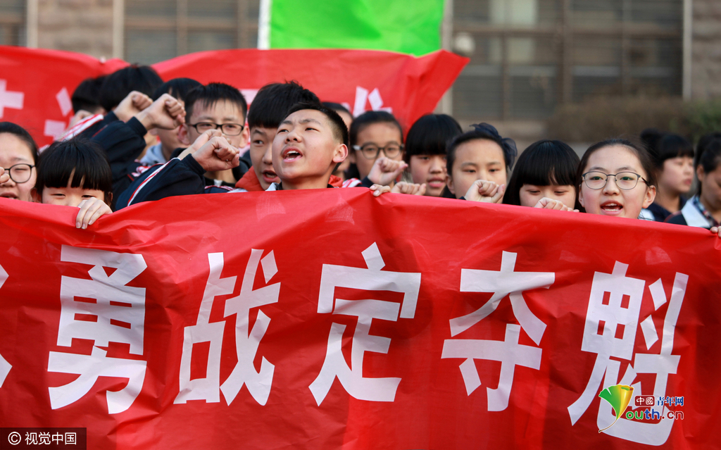 河南学生中考百日誓师大会 拉横幅戴“必胜”头巾