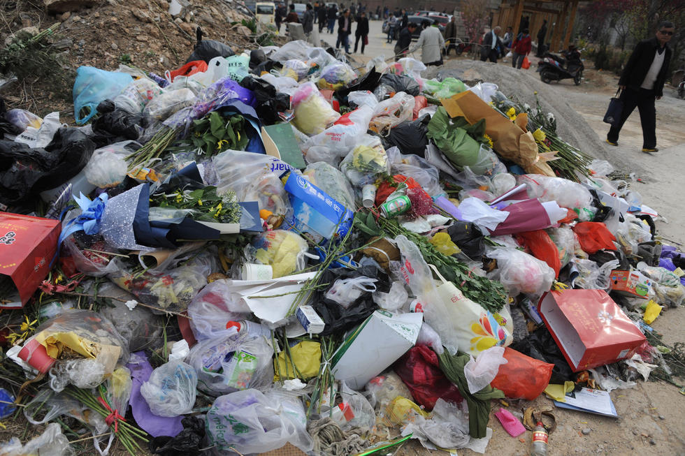 济南公墓垃圾堆积如山 工人每天背4000斤