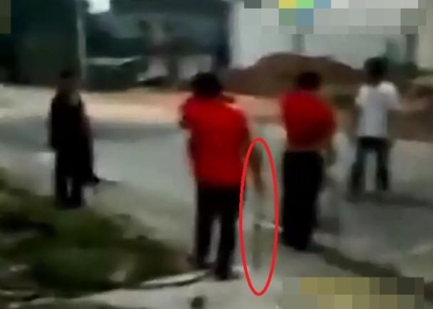 迎亲队伍各不相让 互射烟花激战4小时