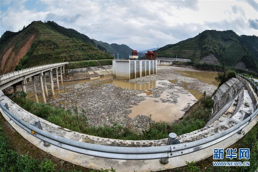 乐昌峡水利枢纽被20万平方米垃圾包围