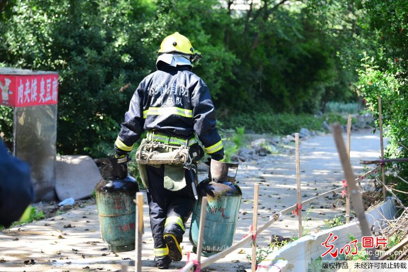 郑州一非法液化气灌装点爆炸 消防员火中抢出近百液化罐