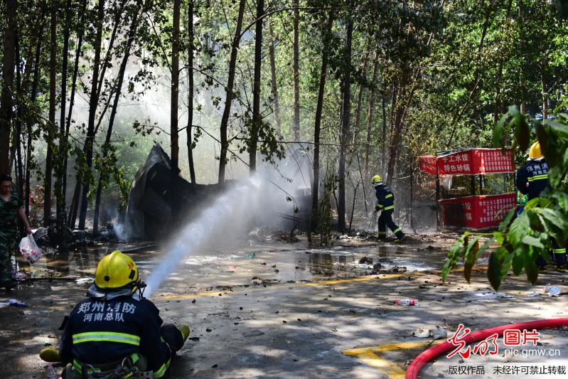 郑州一非法液化气灌装点爆炸 消防员火中抢出近百液化罐