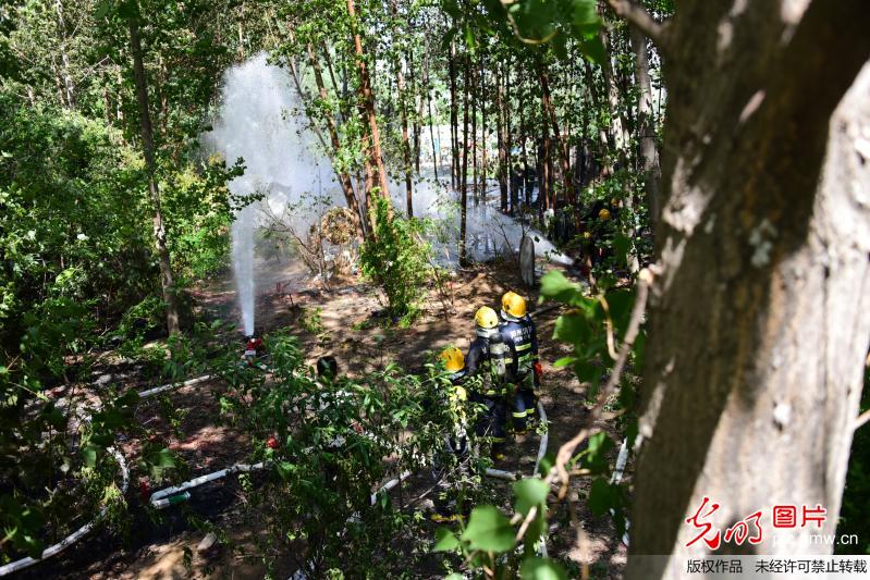 郑州一非法液化气灌装点爆炸 消防员火中抢出近百液化罐