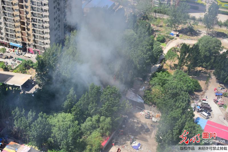 郑州一非法液化气灌装点爆炸 消防员火中抢出近百液化罐
