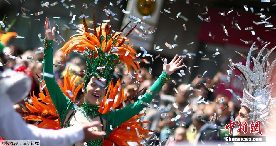 柏林举行文化狂欢节 民众盛装出席尽享欢乐