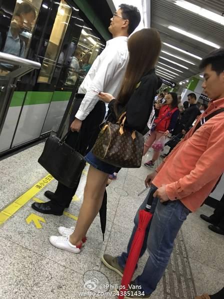 上海大学生偷拍女乘客裙底
