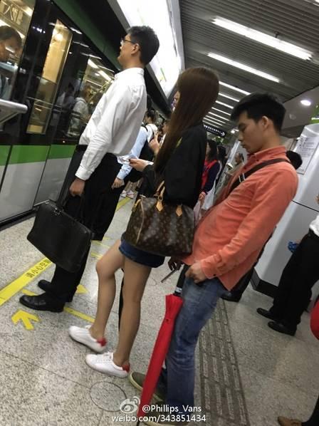 上海大学生偷拍女乘客裙底