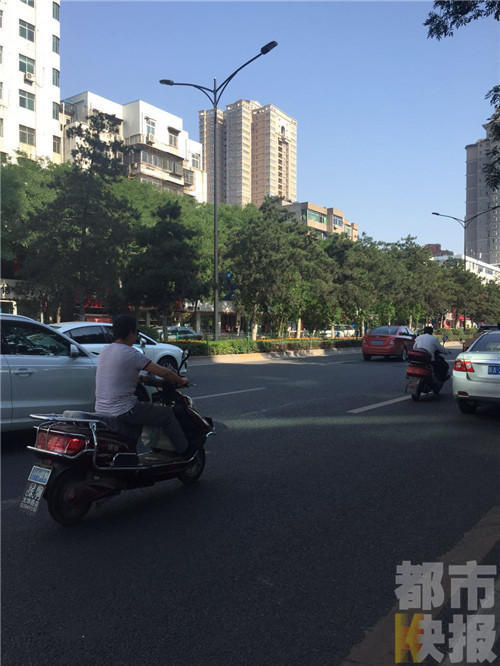 西安：老人拦车要钱 不给就掰弯雨刷器