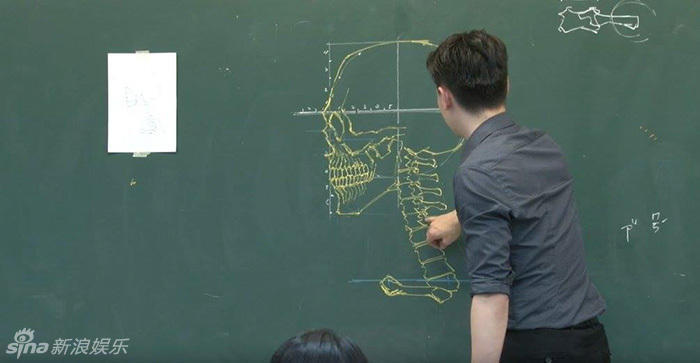 组图：台湾男教师板书逆天 人体骨骼图堪称完美