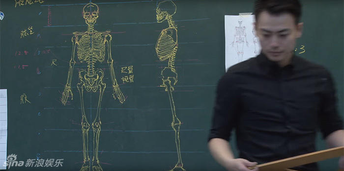 组图：台湾男教师板书逆天 人体骨骼图堪称完美