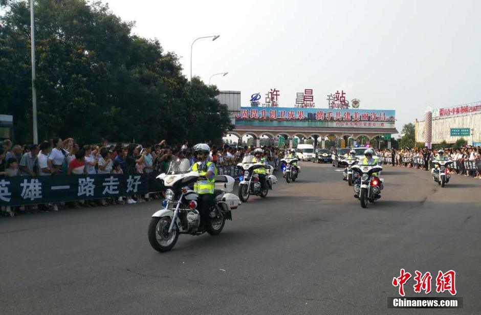 河南许昌20万人夹道迎接维和烈士灵柩回家