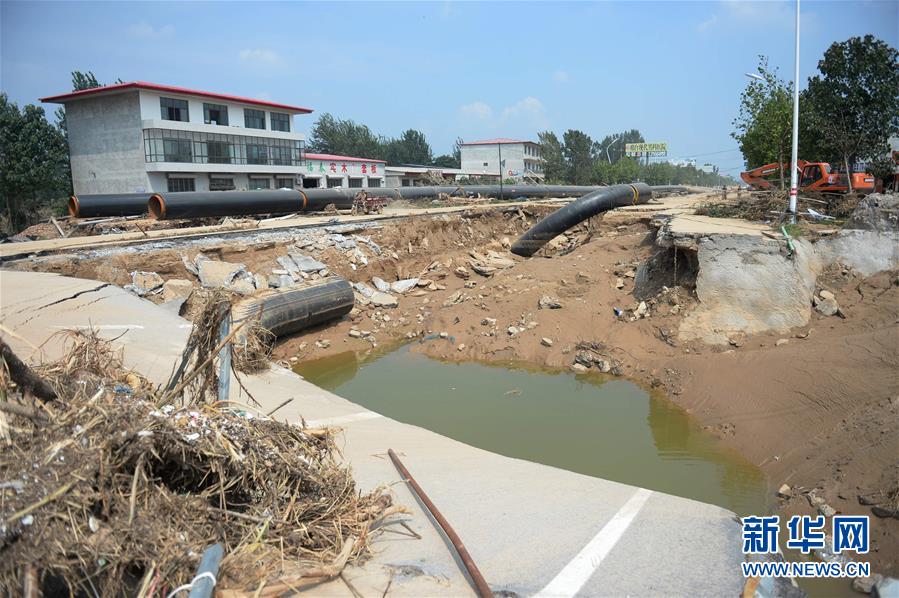 邢台市大贤村一处被洪水毁坏的路面（7月24日摄）。