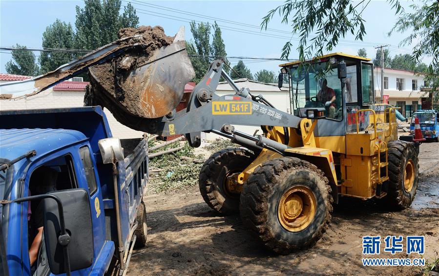 7月24日，挖掘机在邢台市大贤村清理淤泥。