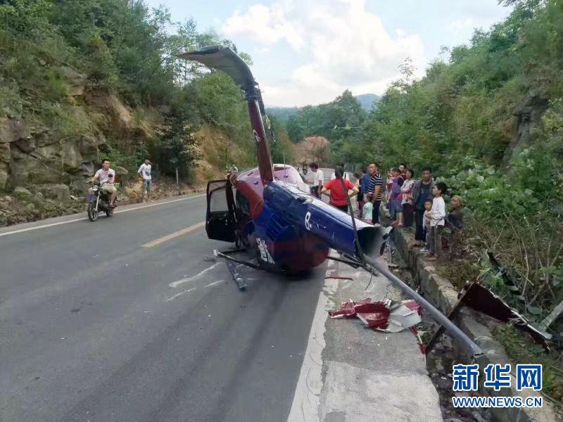 7月25日在重庆市石柱县黄水镇拍摄的直升机坠落事故现场（手机拍摄）。
