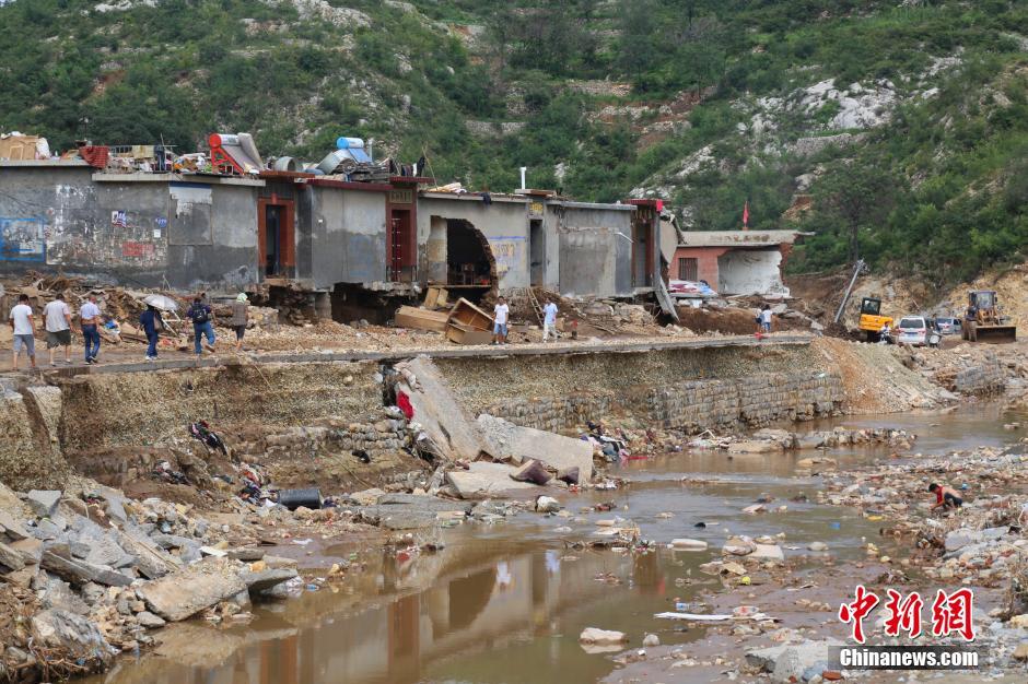 图为都里镇小河两岸的民宅受损严重。