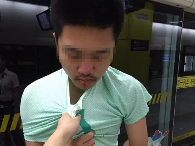 上海一女子地铁上单手擒色狼 网友点赞