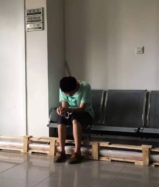 上海一女子地铁上单手擒色狼 网友点赞