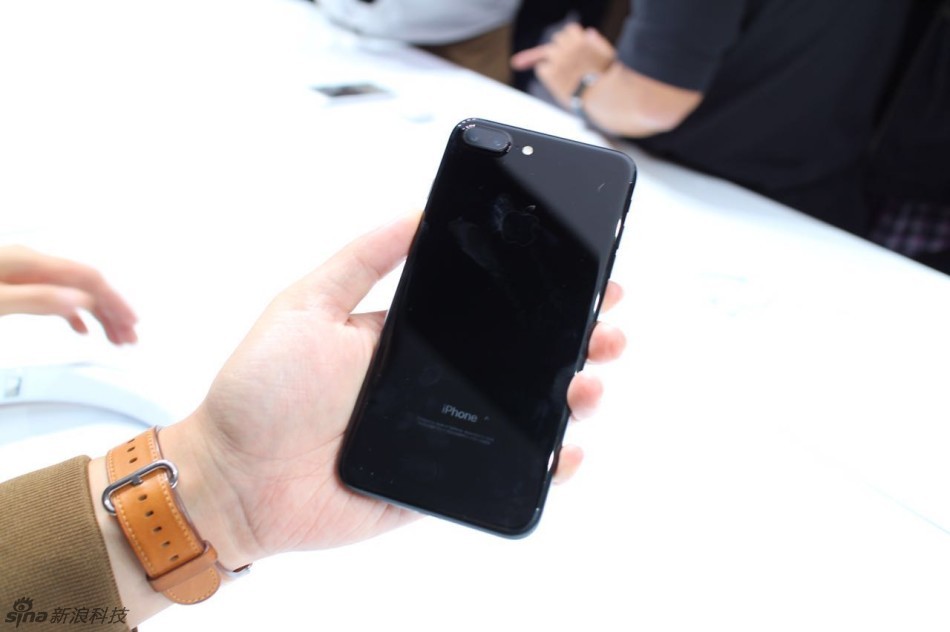iPhone 7发布迎10大更新 亮黑配色成亮点