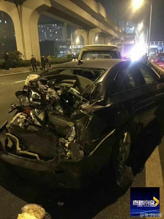 南京一大货车刹车失灵 连撞17辆车