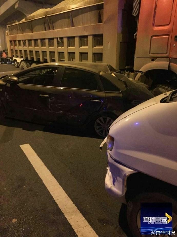 南京一大货车刹车失灵 连撞17辆车