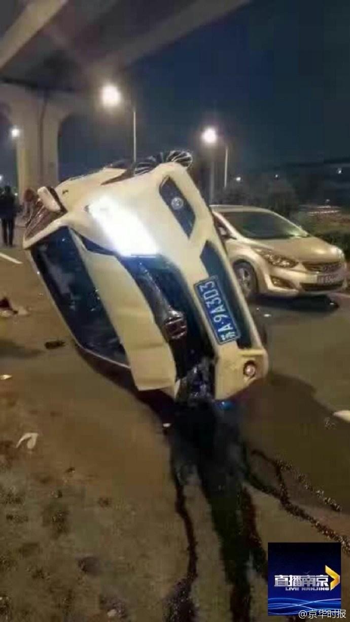 南京一大货车刹车失灵 连撞17辆车