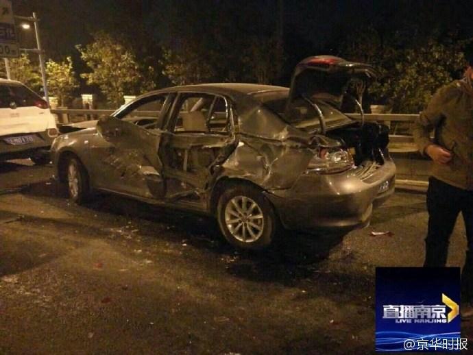 南京一大货车刹车失灵 连撞17辆车