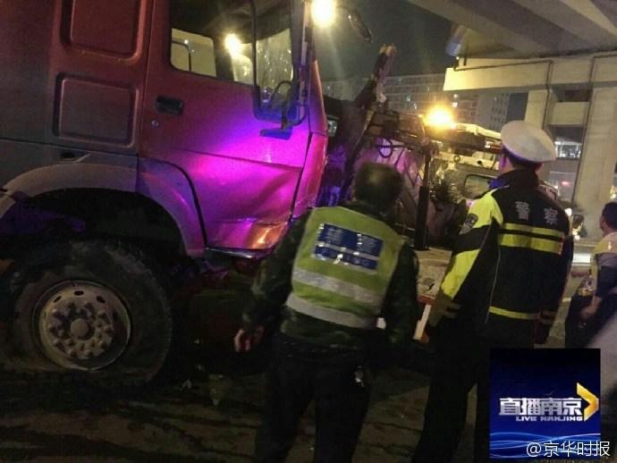 南京一大货车刹车失灵 连撞17辆车