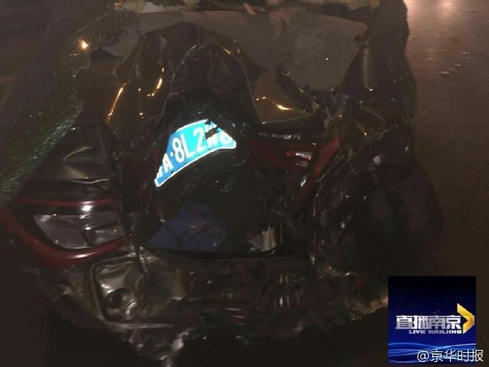 南京一大货车刹车失灵 连撞17辆车