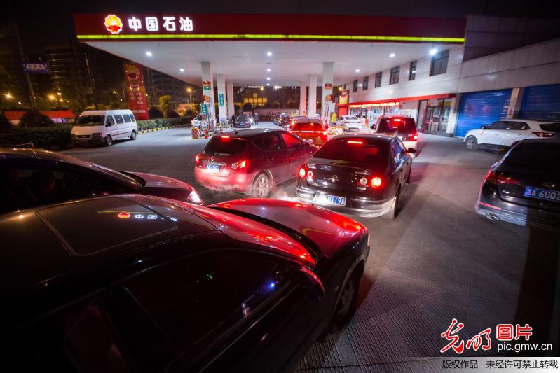 油价创四年来最大涨幅 杭州车主深夜排长队加油